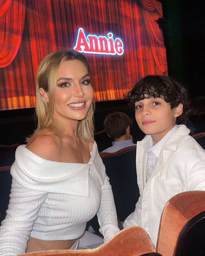 Mujer y niño sentado en el teatro con Annie Play Curtaine, destacando a su hijo se quitó la vida y mamá recaudando fondos para congelar el cuerpo.