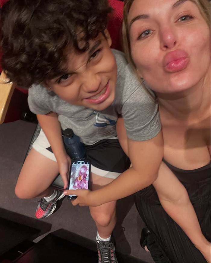 Mujer y un niño sonriendo juntos, capturando un momento que refleja el desesperado esfuerzo de una madre por congelar el cuerpo de su hijo.