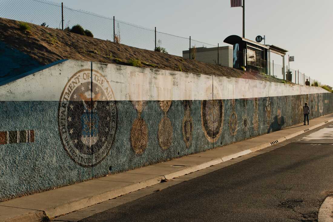 Un mural dedicado a veteranos cerca del campus del Centro Médico de Asuntos de Veteranos del Oeste de Los Ángeles en octubre de 2023.