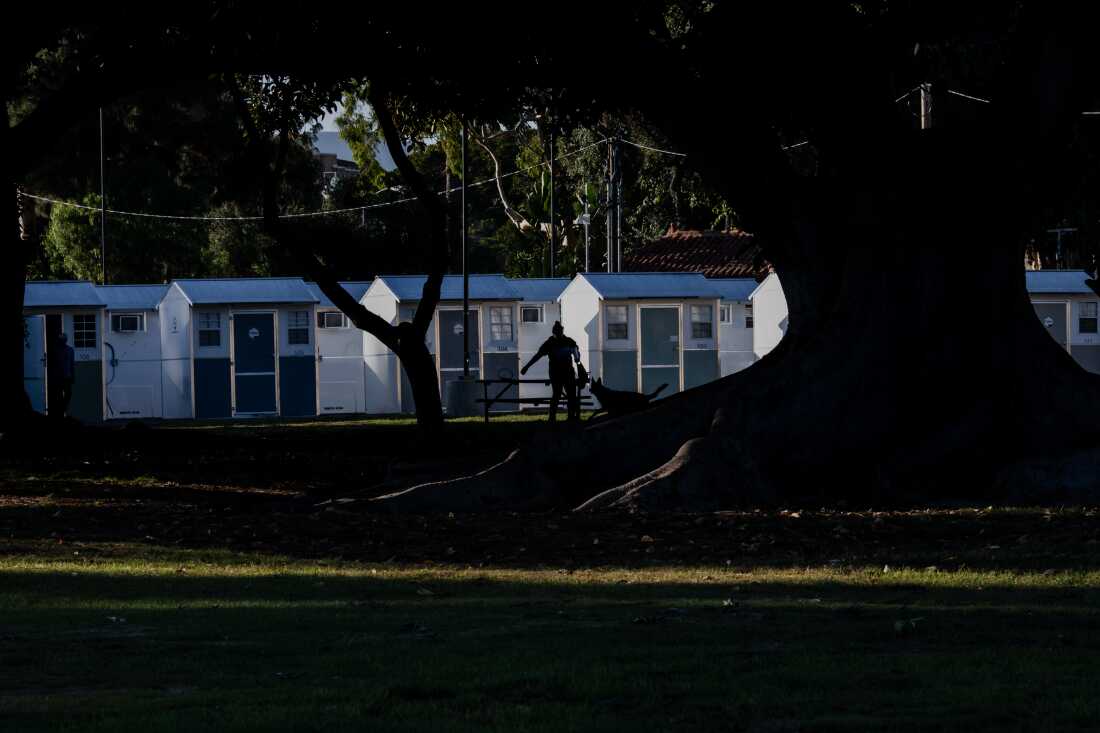 Tiny Homes se sientan adyacentes a lo que anteriormente era Veterans Row en el campus del Centro Médico de Asuntos de Veteranos del Oeste de Los Ángeles en Los Ángeles, California, en octubre de 2023.
