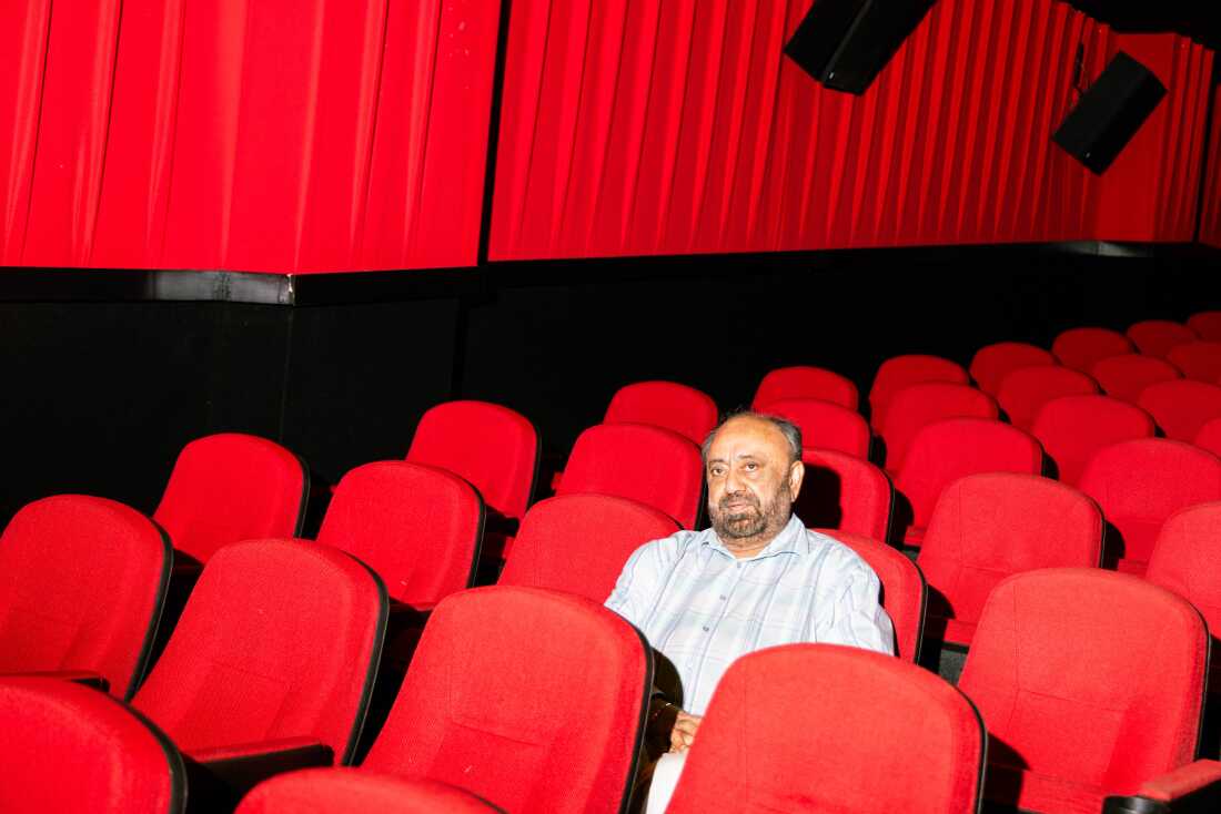 Rupinder Nayyar, propietario de Big Cinemas en Edison, NJ, fue uno de los primeros en traer películas de Bollywood a los teatros occidentales, enfrenta una pantalla de cine el 9 de octubre de 2024.