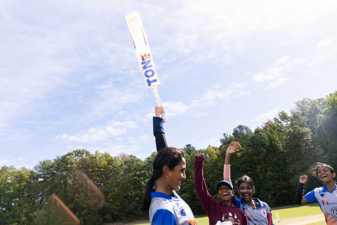 13 de octubre de 2024 / Richmond, VA - Kaira se mantiene después de anotar la carrera ganadora para los Dream Cricket Dragons en su torneo. El torneo se jugó en Virginia en el transcurso de un fin de semana.