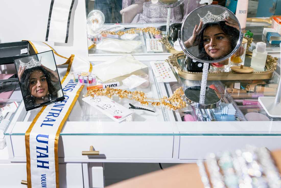 Sahana Kargi intenta en la corona que recibió después de competir en el concurso voluntario de Miss Utah en Salt Lake City el 14 de noviembre de 2024.