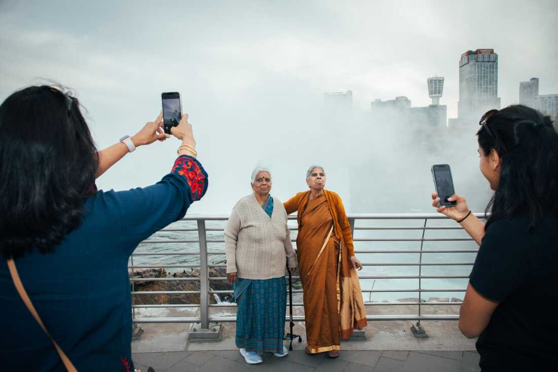 Dos abuelas posan frente a las Cataratas del Niágara, mientras que su hija y su nieta toman su foto en Niagara Falls, NY, el 12 de mayo de 2023.