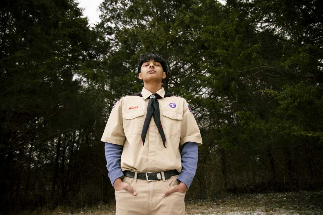 Sowmil Mehta usa su uniforme de Boy Scouts of America en Brentwood, Tennessee, el 19 de enero.