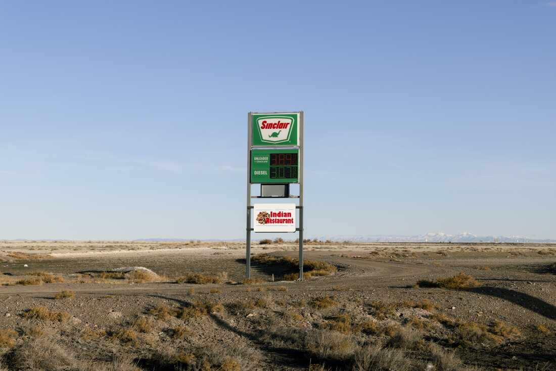 Una parada de camiones cerca de las salinas de Bonneville en Wendover, Utah, hogar de un restaurante indio y una parada de boxes regular para camioneros que viajan por el área el 15 de diciembre de 2024.