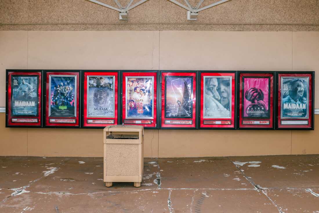 Los carteles de películas muestran una mezcla de películas de Bollywood y Hollywood que se han reproducido en Outside Big Cinemas en Edison el 30 de septiembre de 2024.