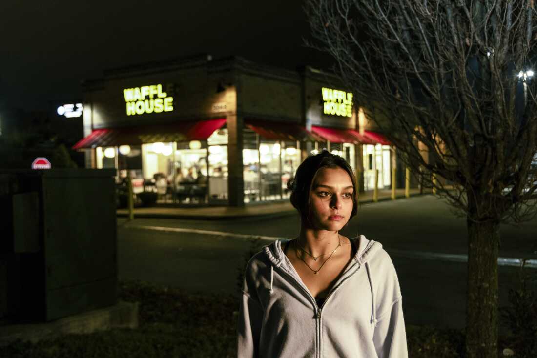 18 de enero de 2025 / Franklin, TN - Ariyana Sheth se encuentra frente a su casa de gofres de su ciudad natal, un lugar entretejido en sus recuerdos adolescentes. Los lugares de reunión de fin de semana y paradas nocturnas lo convirtieron en un lugar de reunión, e incluso ahora, en la universidad, sigue siendo un hito familiar para ella y sus amigos.