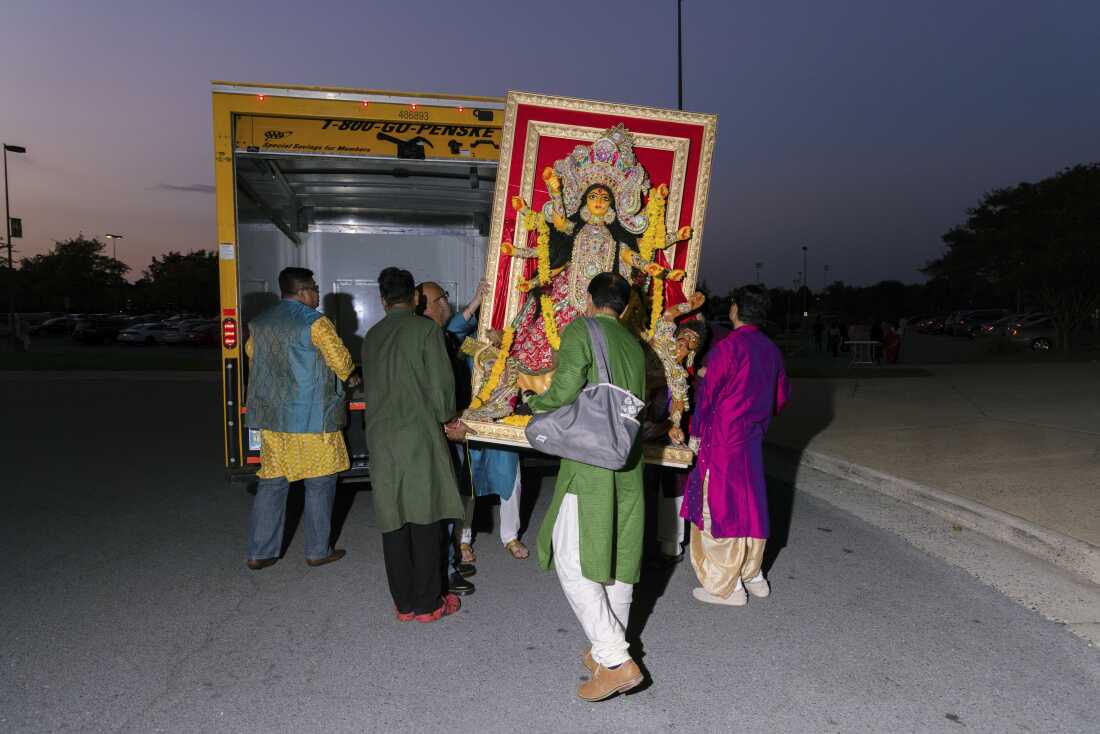 12 de octubre de 2024 / Chantilly, VA - La deidad de Durga se lleva a un camión al final de la celebración de Durga Puja en Freedom High School en Chantilly, VA. La Puja fue celebrada por la Asociación Bengalí del Norte de Virginia.