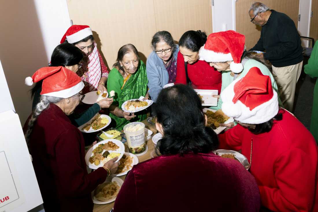 Un grupo de personas mayores de origen indio en Palo Alto, California, se reúne regularmente para construir comunidad y luchar contra la soledad. Para una de sus reuniones de diciembre, tuvieron una fiesta navideña que involucró un espectáculo de Navidad en el que realizaron un baile coreografiado con 