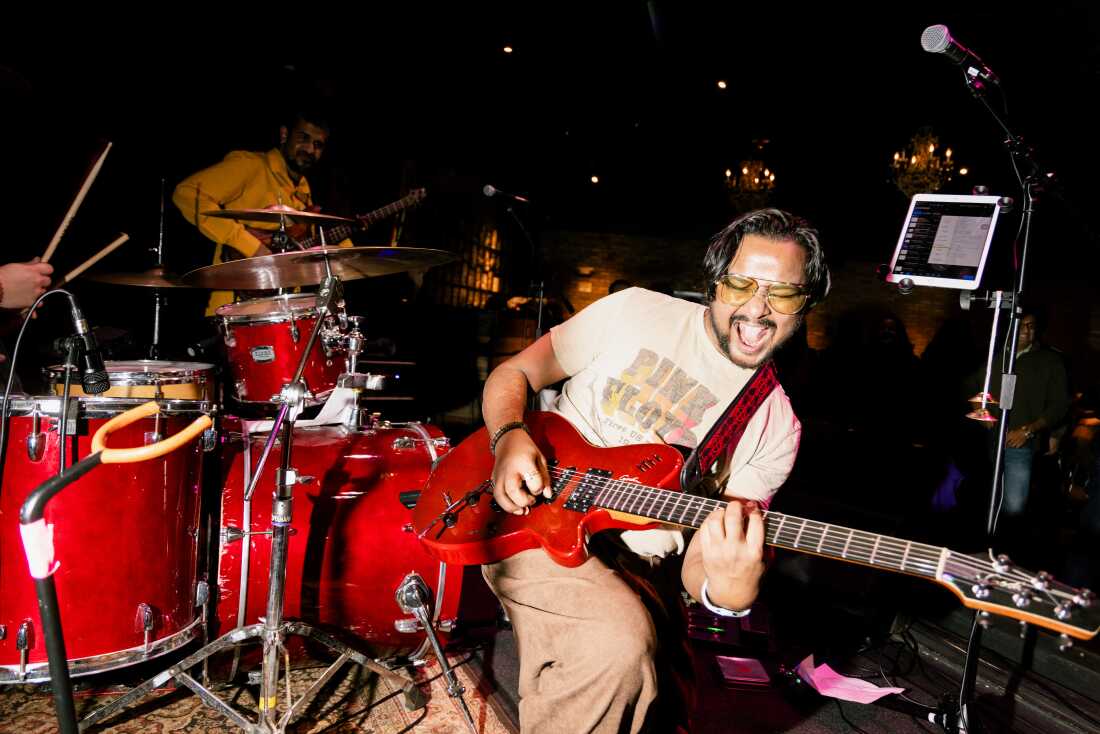 Adarsh ​​Bhushan, fundador de la banda Strange Curry, una banda de rock de la fusión india, se presenta en la sala de whisky en Franklin, Tennessee, el 17 de enero.