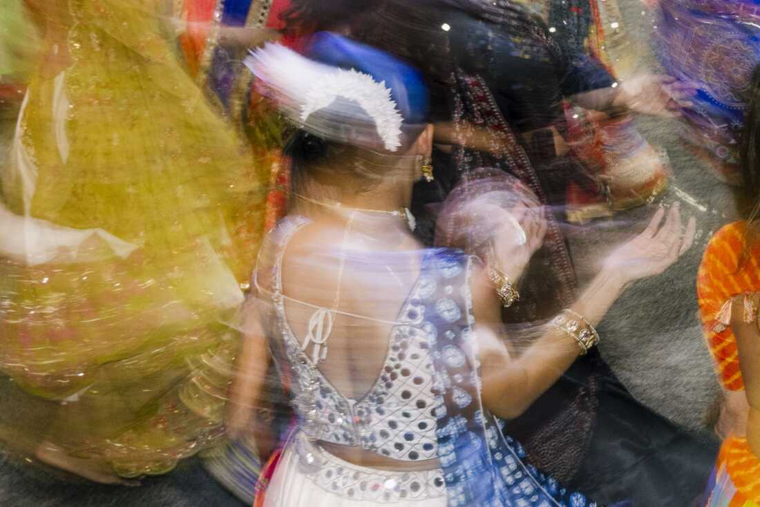 Bailares en el evento Garba del Centro Expo en Edison, NJ, el 29 de septiembre de 2024.