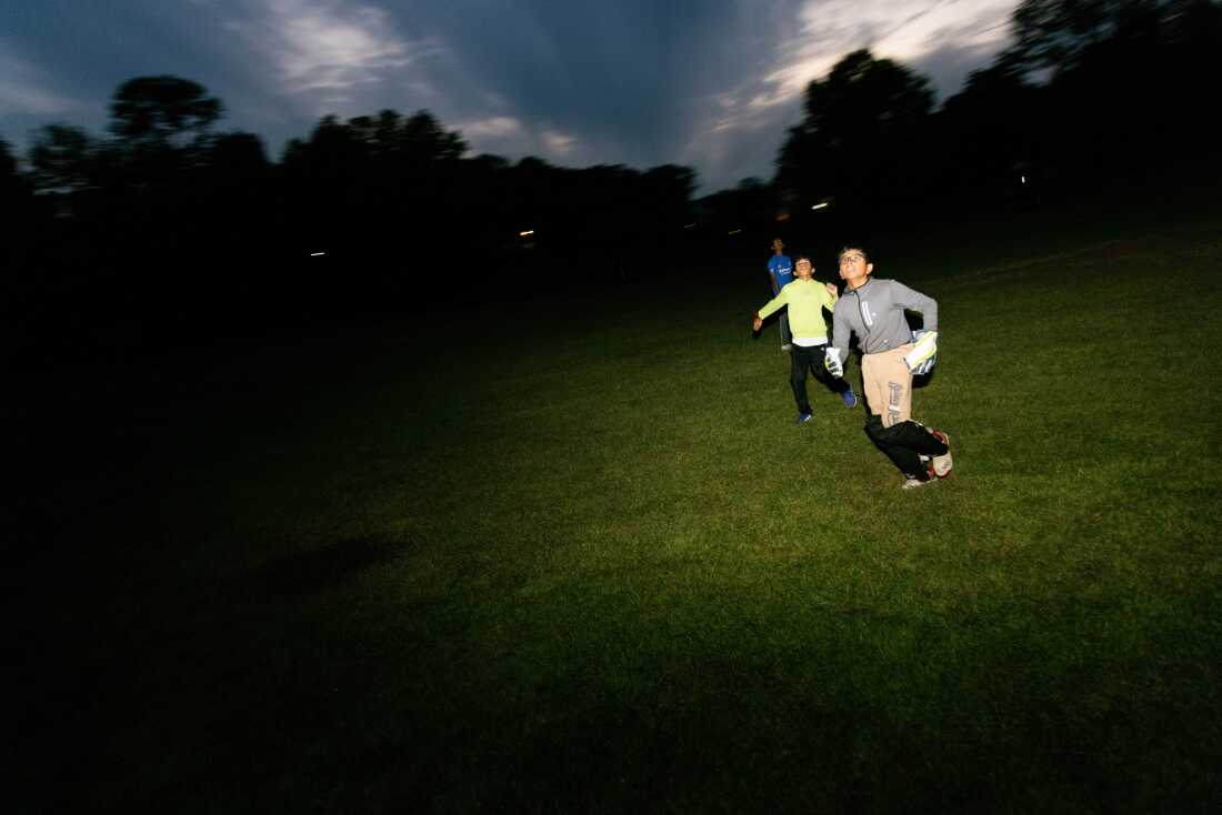 Los niños que jugaban con su equipo de cricket después de la práctica para su liga de vecindario terminaron en Edison, NJ, el 30 de septiembre de 2024.
