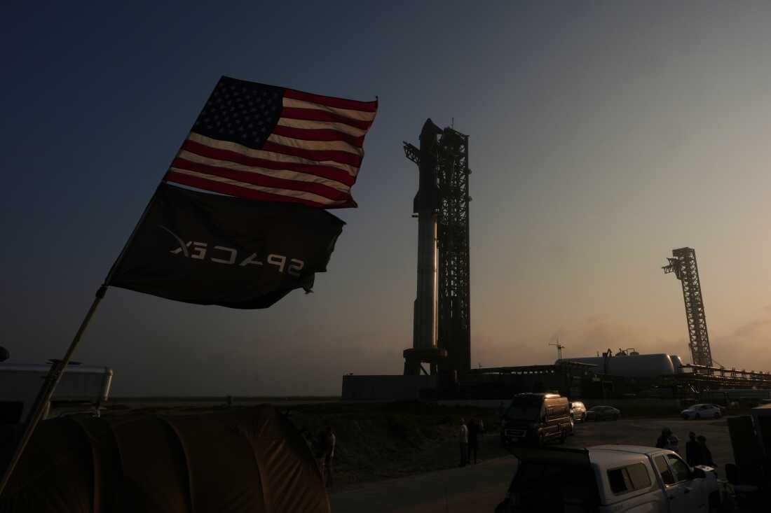 La nave espacial Mega Rocket de SpaceX está preparada para un vuelo de prueba desde Starbase, Texas, el lunes 26 de mayo de 2025.