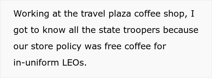 Barista prepara el café descafeinado mientras interactúa con un rude soldado estatal en una cafetería de plaza de viaje.