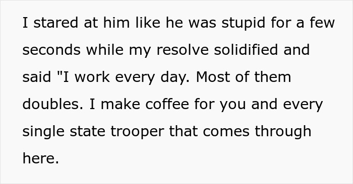Extracto de texto que muestra a un barista que explica su trabajo diario haciendo café para soldados estatales que usan venganza descafeina como una lección en respeto.