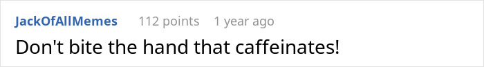 Comente sobre una publicación de meme sobre un barista que usa la venganza descafeil para enseñarle a un cliente grosero una lección con respeto, enfatizando el humor de la cafeína.