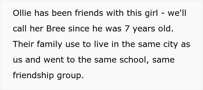 Pasaje de texto que describe la amistad a largo plazo de Ollie con una niña llamada Bree de la misma ciudad y escuela, relacionada con el hijo adolescente, la novia embarazada a propósito.