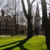 La gente camina por el campus de la Universidad de Harvard en Cambridge, Massachusetts, el 17 de abril.