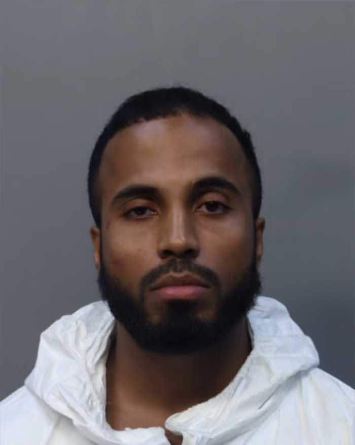 Young Man con barba con una chaqueta blanca, relacionado con el niño pequeño que se encuentra cubierto de sangre después de que el influencer mata el caso de mamá.
