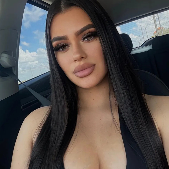 Mujer joven con cabello largo y oscuro en un automóvil, que representa el influencer conectado con el niño pequeño que se encuentra cubierto de incidentes de sangre.