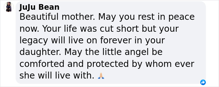 Comentario de Facebook expresando condolencias para una madre y esperando que su hija encuentre consuelo y protección.