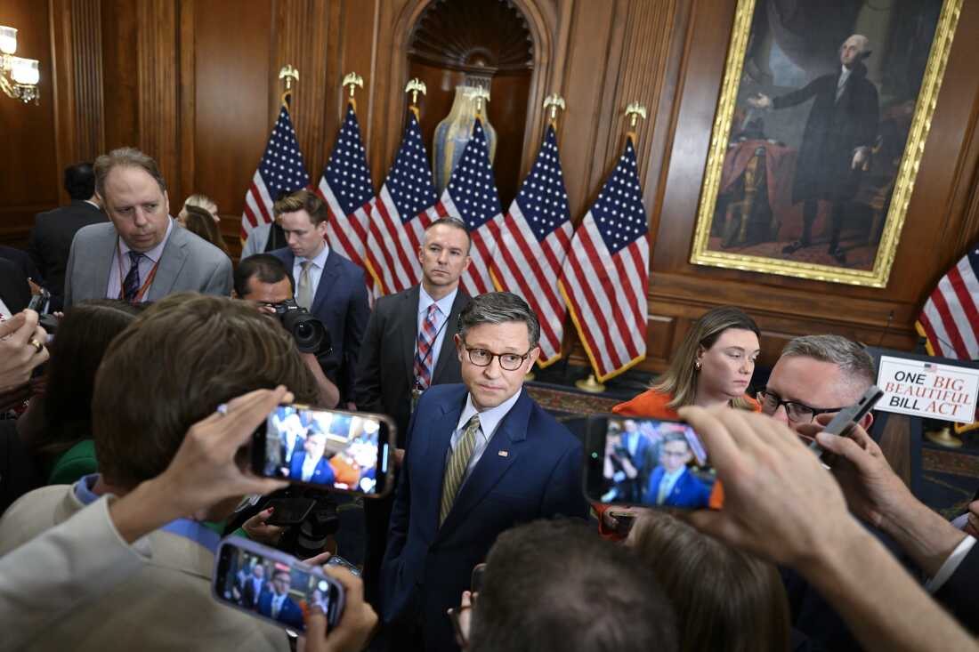 Presidente de la Cámara de la Cámara de Mike Johnson, R-La., Habla en los medios de comunicación después de una conferencia de prensa que celebra la aprobación de la One Big Beautiful Bill Ley el 22 de mayo en Washington, DC