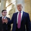 El presidente Trump llega con el presidente de la Cámara de Mike Johnson (R-LA) para una reunión republicana de la Cámara en el Capitolio de los Estados Unidos el 20 de mayo de 2025 en Washington, DC. Trump se unirá a los legisladores conservadores de la Cámara de Representantes para ayudar a impulsar su proyecto de ley de presupuesto después de que avanzara a través del Comité de Presupuesto de la Cámara el domingo por la noche. (Foto de Kevin Dietsch/Getty Images)