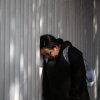 Un solicitante de asilo reacciona mientras espera noticias sobre su nombramiento con las autoridades estadounidenses antes de cruzar el puerto de El Chaparral en Tijuana, estado de Baja California, México, el 20 de enero de 2025.
