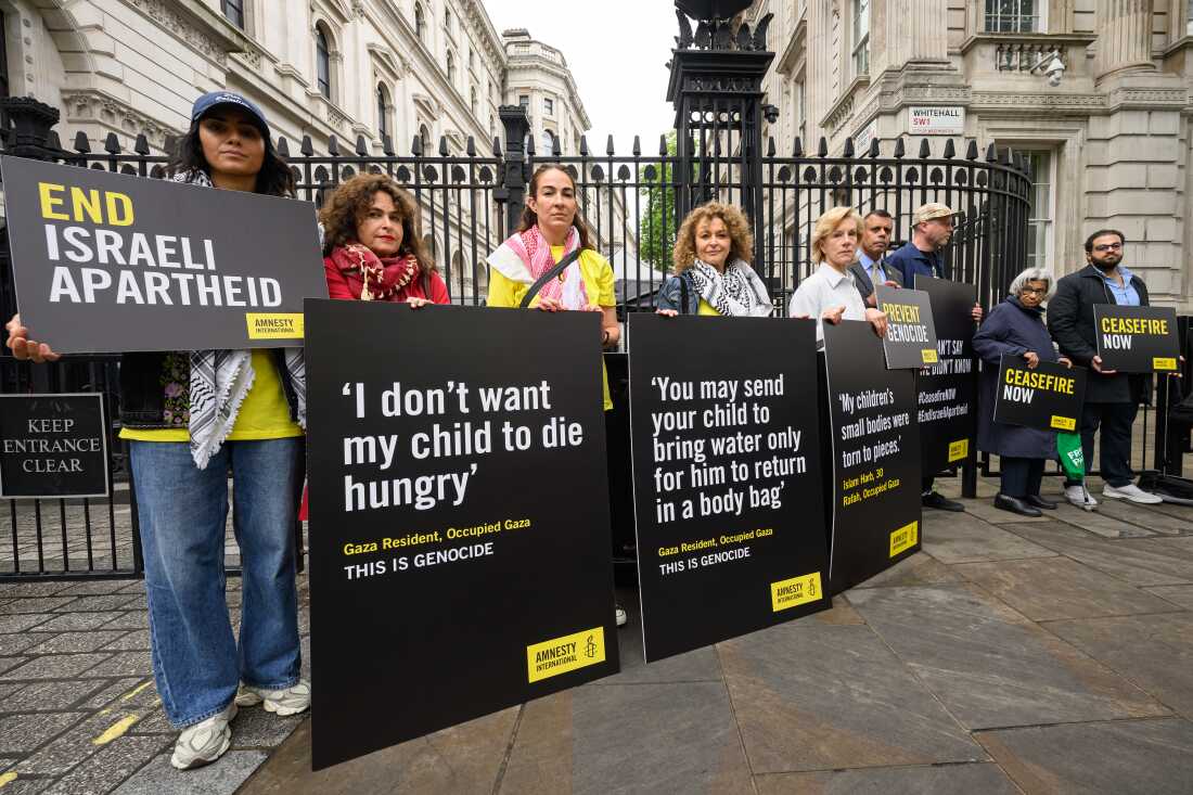 Los artistas, escritores y activistas británicos protestan por las acciones de Israel en Gaza fuera de las puertas de Downing Street el 21 de mayo de 2025.