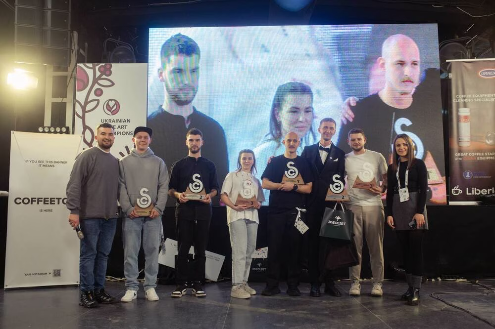 Latte Art y Cezve finalistas y campeones se encuentran en el escenario en el evento National Barista Championship 2025 en Ucrania.