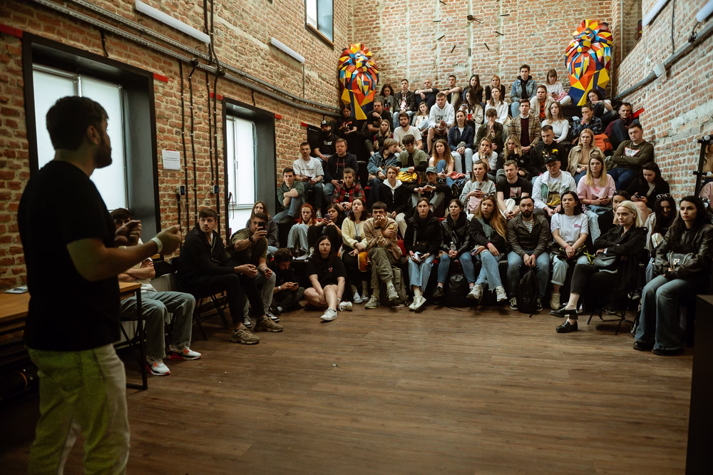 Una multitud de personas se reúnen escuchando a un profesor en el Festival de Café LVIV en Ucrania en 2024.