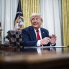 El presidente Trump habla con los periodistas y firma una orden ejecutiva en la Oficina Oval el 31 de marzo.