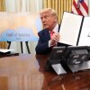 El presidente Trump firma órdenes ejecutivas en la Oficina Oval el 6 de marzo, incluida la orden que termina las autorizaciones de seguridad de quienes trabajan en el bufete de abogados Perkins Coie.