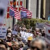 Los asistentes tienen banderas de EE. UU. Invertidas, una señal de angustia, durante una manifestación organizada por la Asociación de Abogados de San Francisco en apoyo de abogados y firmas de abogados con objetivo del presidente Donald Trump el 1 de mayo.