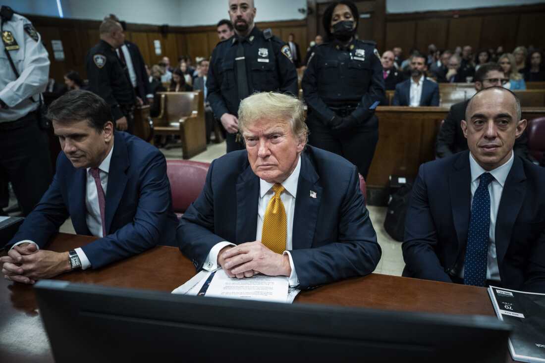 Trump con los entonces abogados Todd Blanche y Emil Bove asiste a su juicio penal en el Tribunal Penal de Manhattan en mayo de 2024. Desde que se convirtió en presidente nuevamente, Trump ha nominado a ambos hombres a otros puestos, con Blanche como el funcionario número 2 en el Departamento de Justicia.