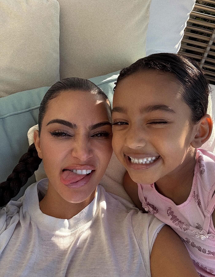 Kim Kardashian y su hija sonrieron en un retroceso que provoca discusiones sobre cirugías plásticas y belleza natural.