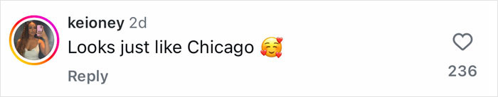Comentario sobre la lectura de la publicación en las redes sociales se parece a Chicago con un emoji de cara sonriente, expresando admiración en un tono informal.
