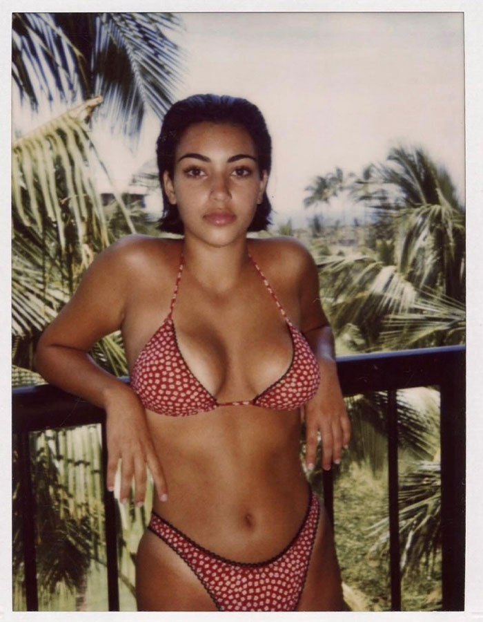 Kim Kardashian en una foto de bikini de retroceso, provocando un debate sobre sus cirugías de plástico y su aspecto natural.
