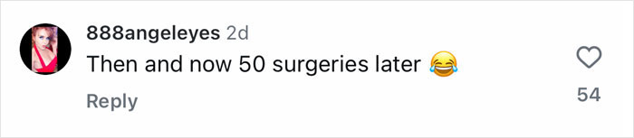 Captura de pantalla de un comentario de redes sociales criticando las cirugías plásticas de Kim Kardashian que dice "Entonces y ahora 50 cirugías más tarde" con emoji riendo.