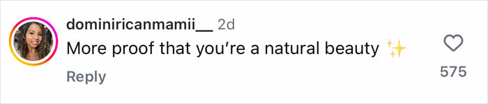 Captura de pantalla de un comentario en las redes sociales alabando la belleza natural en medio de discusiones sobre las cirugías plásticas de Kim Kardashian.
