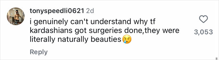 Comentario de Instagram criticando las cirugías plásticas, afirmando que las kardashians eran naturalmente hermosas sin trabajo.