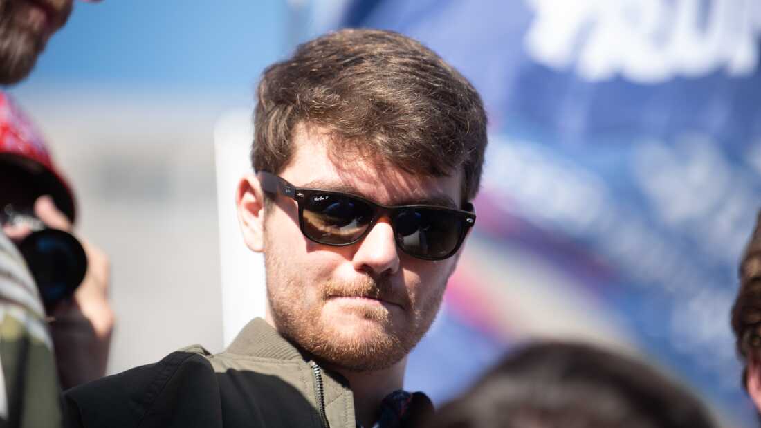 Nick Fuentes, visto aquí en 2020, es ampliamente conocido por sus puntos de vista nacionalistas y antisemíticos, incluida la negación del Holocausto. Un funcionario de la administración Trump abogó por que la plataforma de redes sociales X eliminara su prohibición de Fuentes sobre el discurso de odio y también fue visto en la multitud en un rally de 2024 Fuentes.