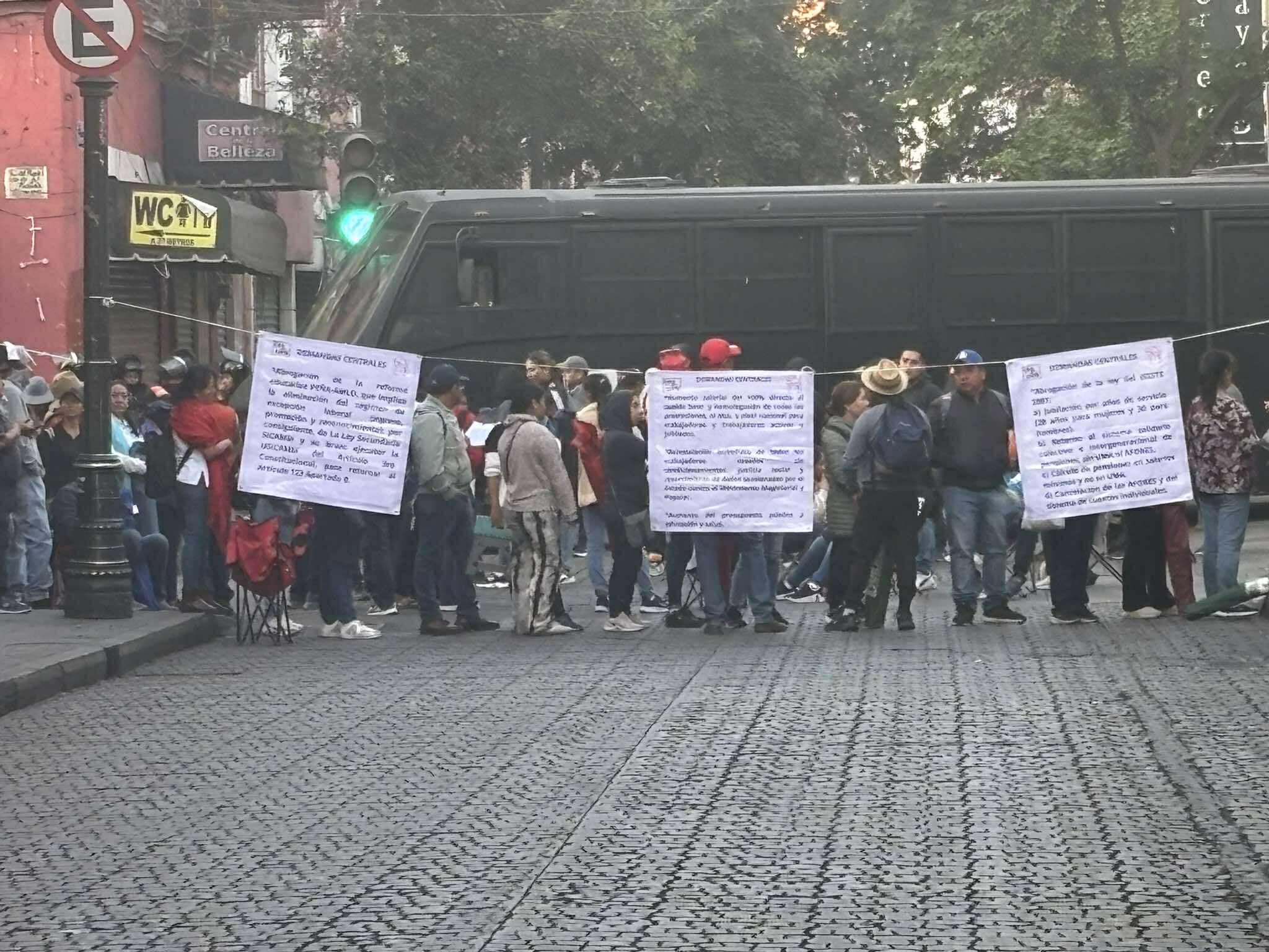 Maestros de la CNTE bloquean acceso al Palacio Nacional y evitan conferencia matutina de la presidenta Claudia Sheinbaum. | Crédito: Shaila Rosagel (GH)