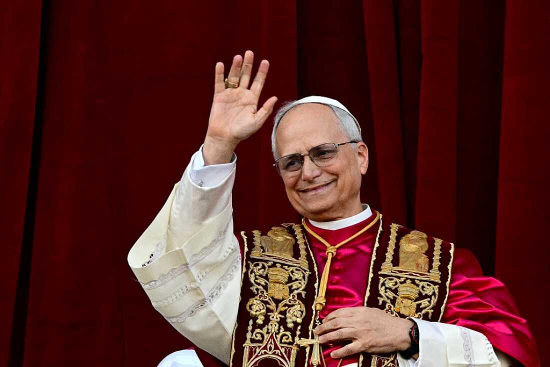 El recién elegido Papa Leo XIV, Robert Prevost se dirige a la multitud del principal balcón de Loggia Central de la Basílica de San Pedro por primera vez, después de que los Cardenales terminaron con el Cónclave, en el Vaticano, el 8 de mayo de 2025.