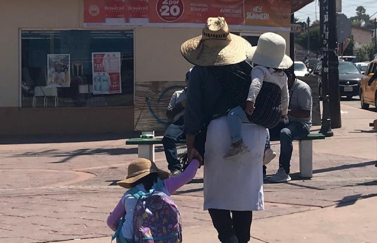 Los niños vendiendo y pidiendo dinero incrementan con la llegada del verano en la zona turística del municipio. Foto: Carmen Gutiérrez