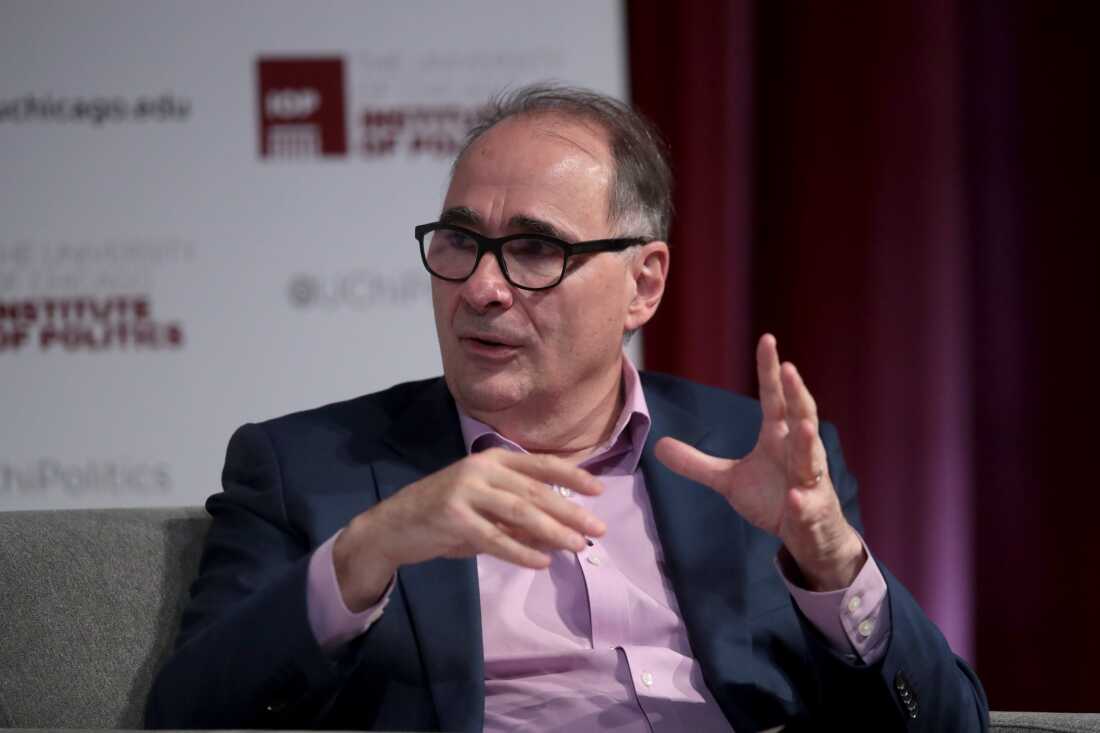 David Axelrod hace preguntas a Pete Buttigieg durante un evento en la Universidad de Chicago el 18 de octubre de 2019 en Chicago, Illinois.