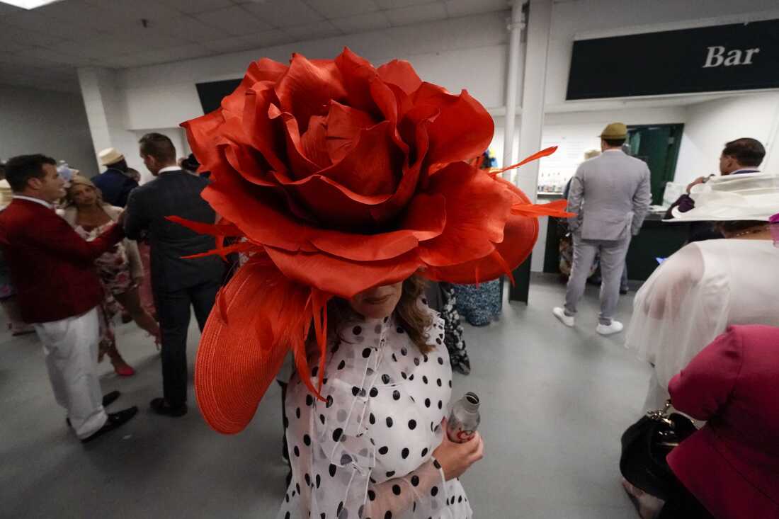 Brittany McKewn, de Asheville, Carolina del Norte, usa un sombrero con forma de rosa antes de la carrera 148 de la carrera de caballos de Kentucky Derby en Churchill Downs el sábado 7 de mayo de 2022 en Louisville, KY.