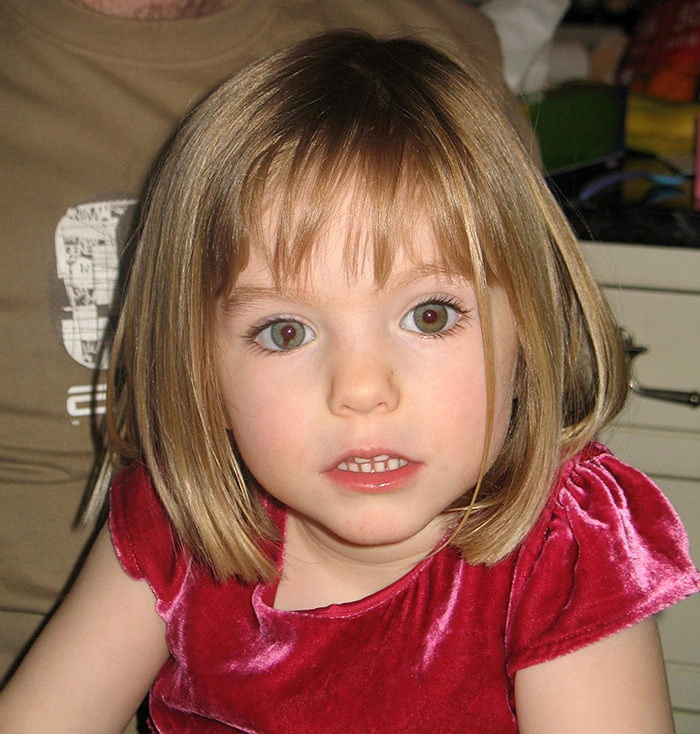 Niña joven con cabello castaño claro y ojos verdes con un vestido de terciopelo rojo, relacionado con las noticias de la policía de Madeleine McCann.