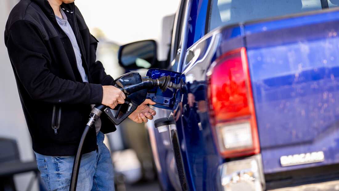 Un hombre se detiene para llenar su automóvil en una estación de servicio en Washington, DC, en noviembre. Los precios de la gasolina han caído esta primavera, a pesar de que generalmente aumentan en esta época del año, en gran parte debido a los precios más bajos del petróleo. Eso ahorra dinero a los conductores y también reduce los costos de los bienes.
